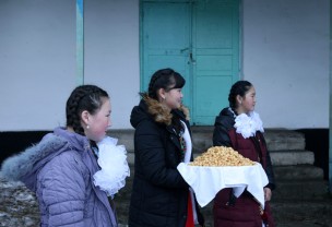 Кыргыз Республикасынын  Жогорку Кеӊешинин Төрагасы Ч. Турсунбеков Ысык-Көл облусундагы жумушчу иш сапарынын алкагында Түп районунун Көөчү айылындгы бала бакчанын ачылуу аземине катышты