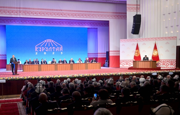 Депутаты во главе с Торага Нурланбеком Шакиевым принимают участие во Втором Народном Курултае