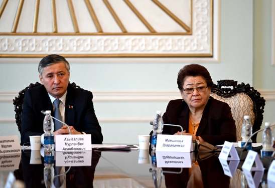 Төраганын орун басары Н.Азыгалиев жана депутат Ш.Мажитова Кытайдын “Кайшан” компаниясынын өкүлдөрү  менен жолугушту